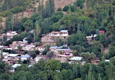 Maland — Sariosiyo tumanidagi olis va betakror qishloqlardan biri. U tuman markazidan 70 km, dengiz sathidan 2.7 ming metr balandlikda joylashgan (https://t.me/surxondaryoturizm/399?single).  Maland bu – baland, degan ma’noni anglatadi. Malandda 500 ga yaqin aholi yashaydi. Ular asosan, chorvachilik, asalarichilik, bog‘dorchilik bilan shug‘ullanadi.