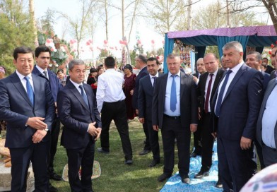 Ayni vaqtda, Termiz shahridagi “San’at saroyi” hududida o‘tkazilayotgan viloyatning asosiy Navro‘z bayrami saylida viloyatdagi har bir tuman shu jumladan Sariosiyo tumani ham o‘zining ko‘rgazmalari va badiiy chiqishlari bilan ishtirok etmoqda